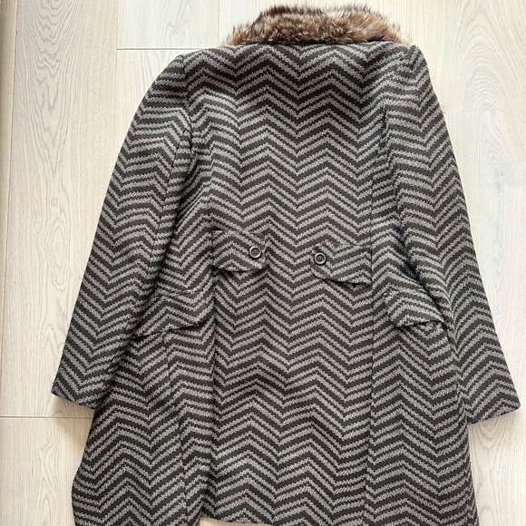 vintage frenchi chevron patterned coat with fur collar - Picture 7 of 10